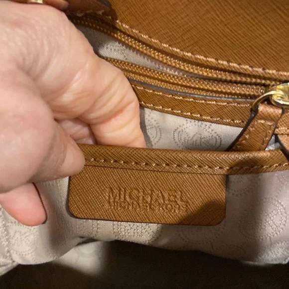 Michael Kors satchel. Luggage color - Picture 11 of 15